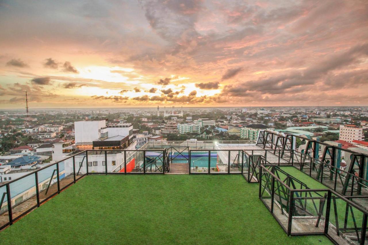 Harris Hotel Pontianak Exterior foto