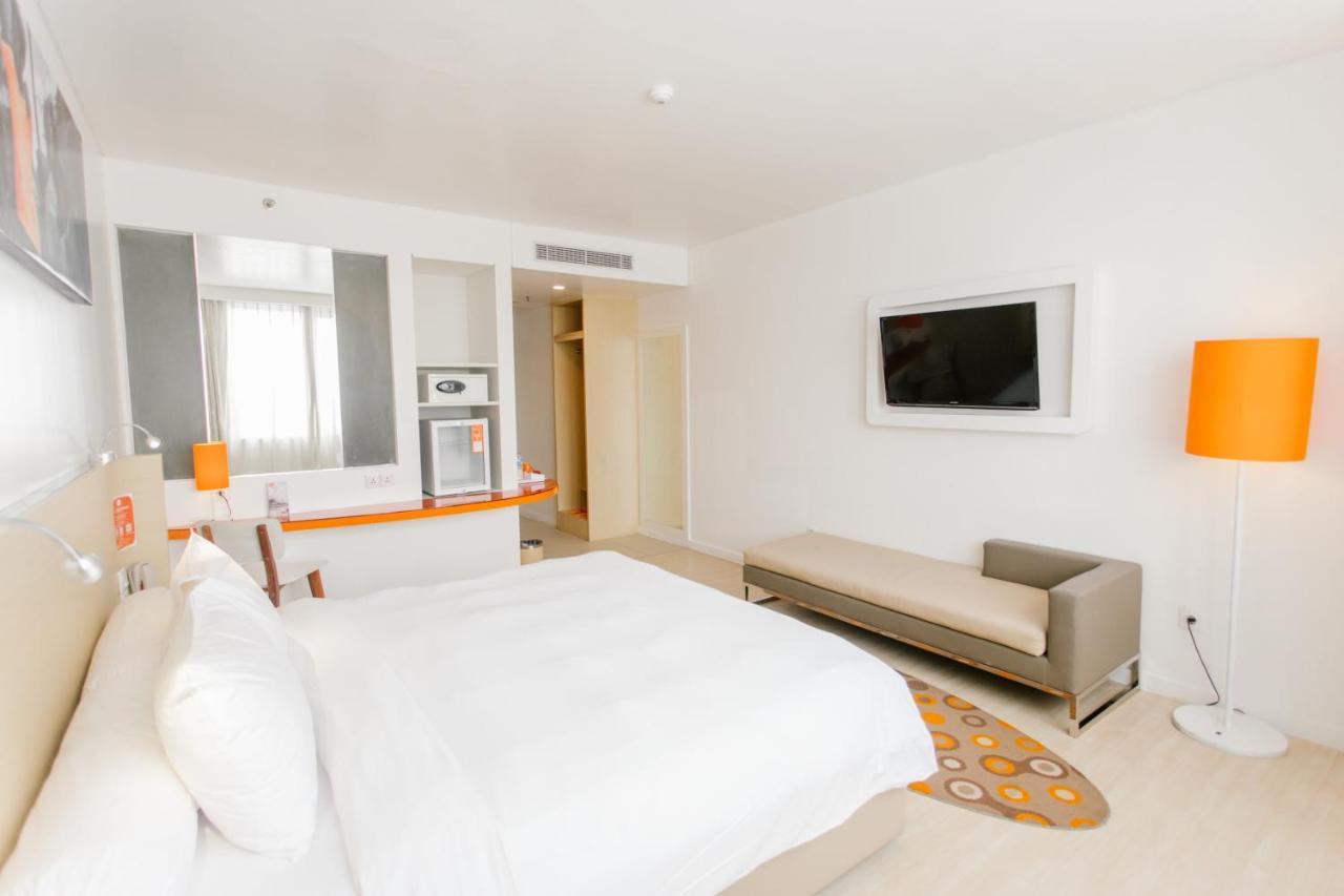 Harris Hotel Pontianak Exterior foto