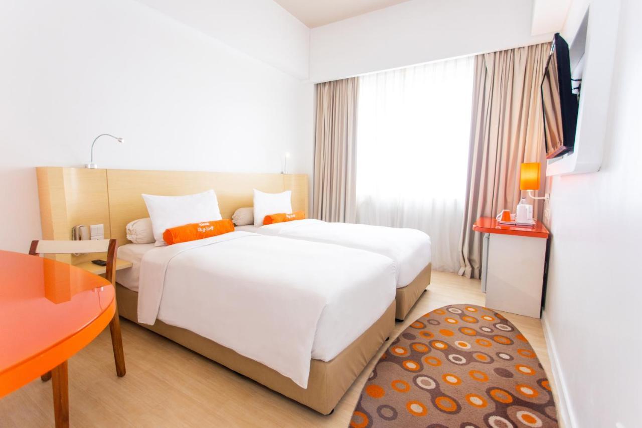 Harris Hotel Pontianak Exterior foto