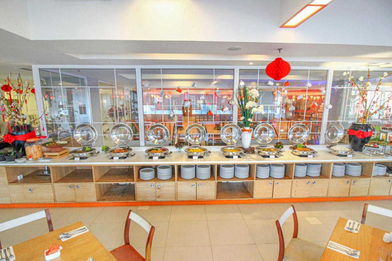 Harris Hotel Pontianak Exterior foto