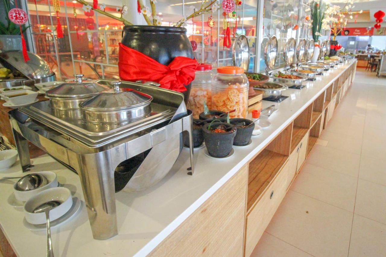Harris Hotel Pontianak Exterior foto